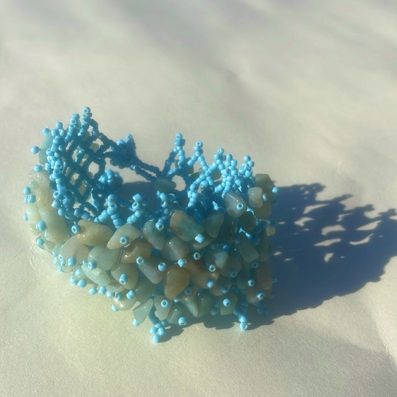 Cute bracelet! Aqua colored stones in a light blue elasticized & beaded band. - Picture 4 of 6